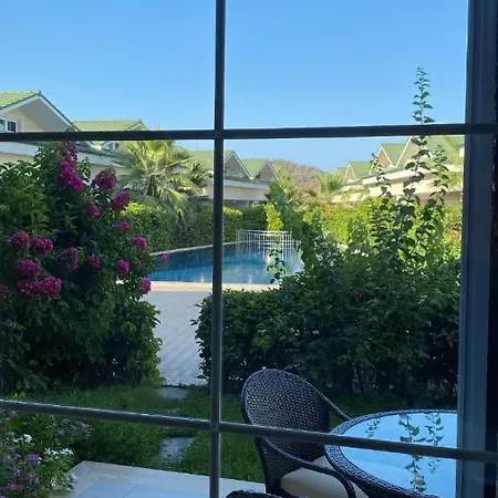 فيلة With Pool, Sun And Nature