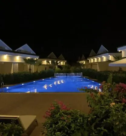 With Pool, Sun And Nature كمر