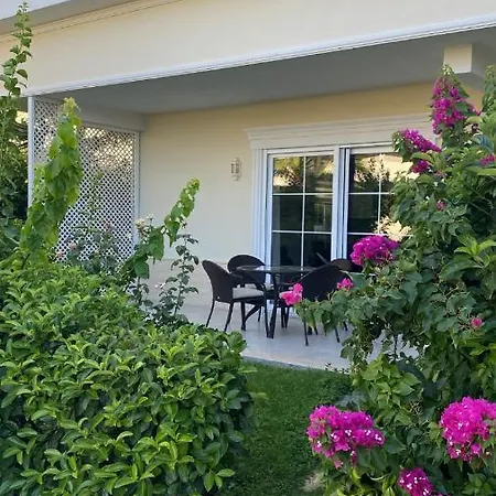 فيلة With Pool, Sun And Nature